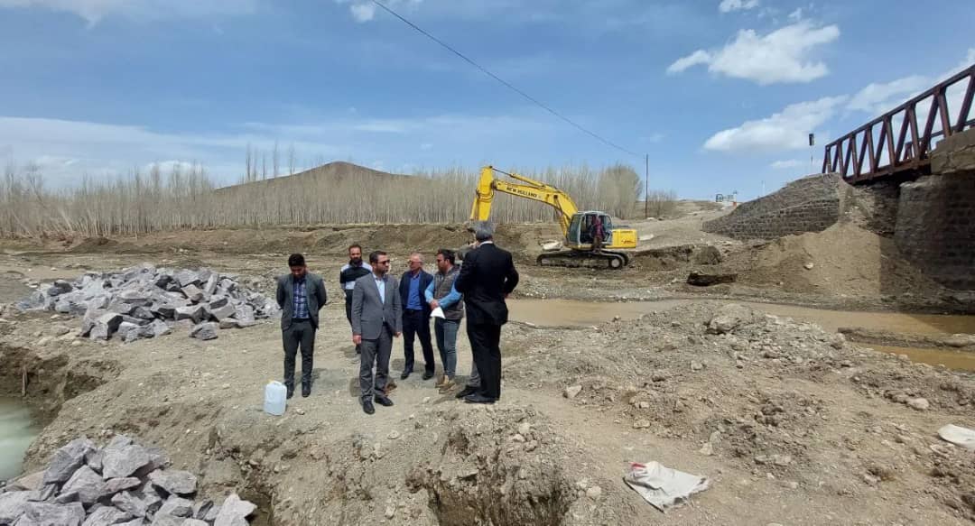 ✅ محمد رضا عبدالله نژاد فرماندار شهرستان چالدران به همراه معاونین خود با حضور در روستای قرخ بلاغ از نزدیک از مراحل عملیات اجرایی احداث پل قرخ بلاغ بازدید نمودند.