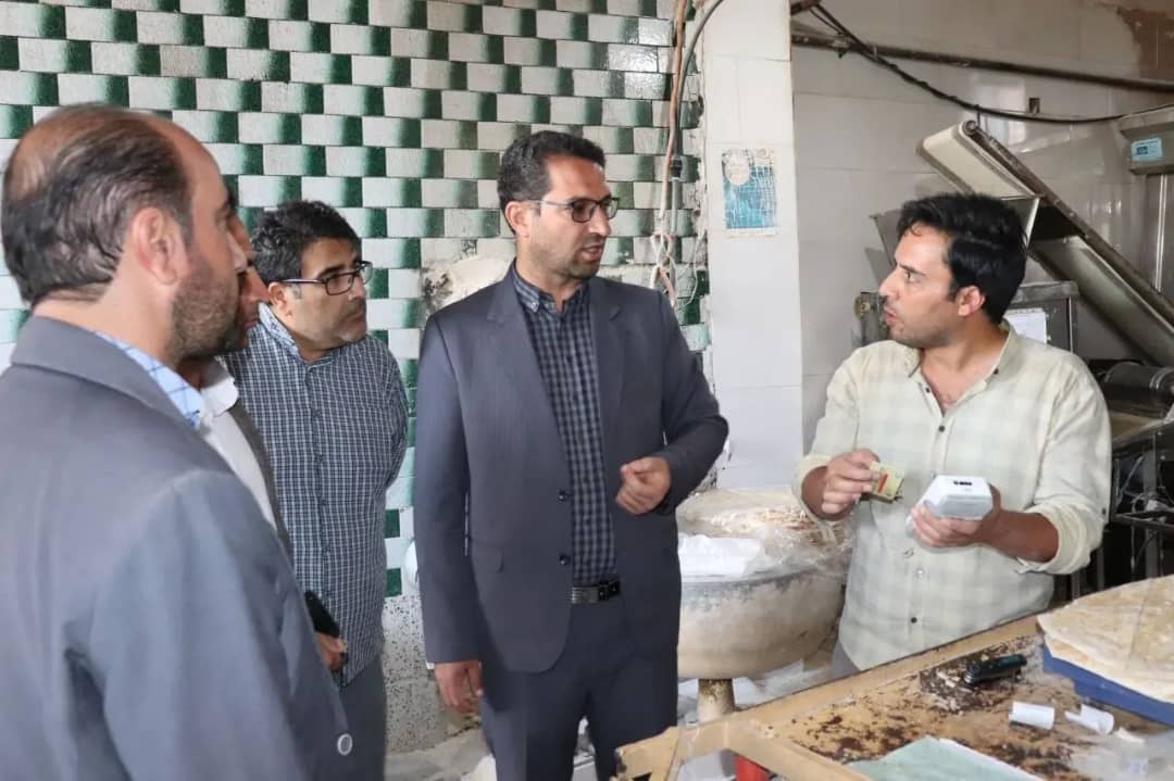 محمد رضا عبدالله نژاد فرماندار شهرستان چالدران در تداوم بازدیدهای میدانی خود از نانوایی ها امروز 2 مرداد 1401 به صورت سرزده از چند واحد نانوایی در شهرستان بازدید نمود.