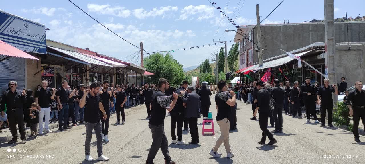 همزمان با تاسوعای حسینی حضور فرماندار شهرستان چالدران به همراه امام جمعه و مسئولین شهرستانی در جمع عزاداران شهر آواجیق بخش دشتک