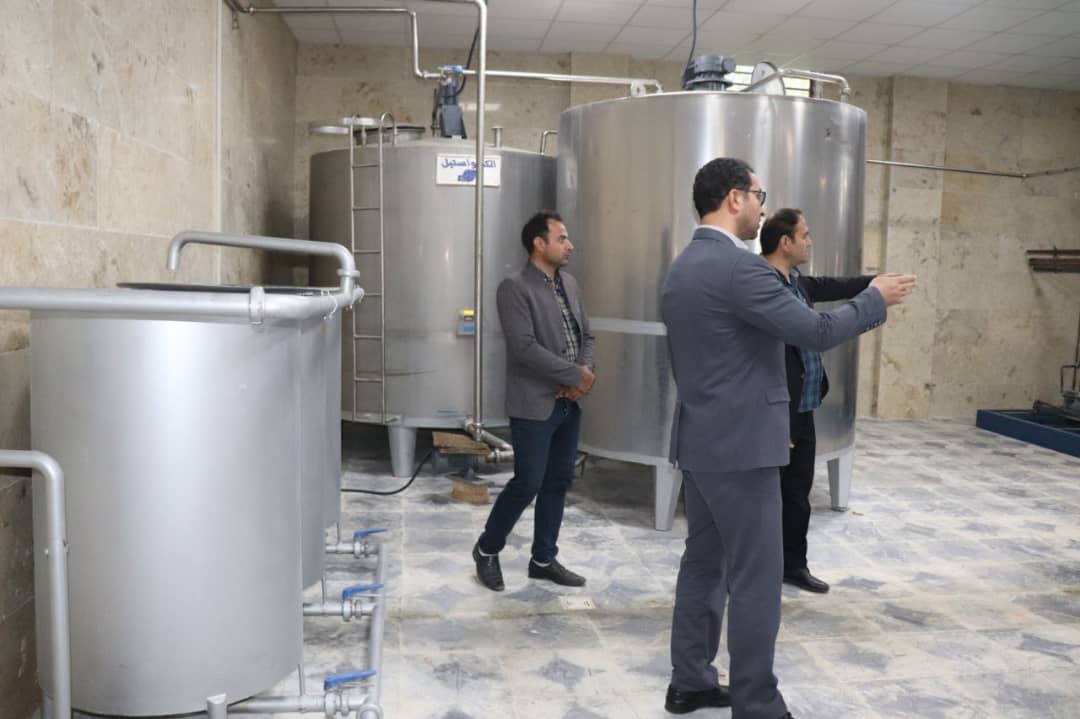 محمدرضا عبدالله نژاد فرماندار شهرستان چالدران به همراه رئیس جهاد کشاورزی و تعاون روستایی چالدران از مرکز جمع آوری شیر واقع در روستای گل اشاقی وابسته به اداره تعاون روستایی چالدران بازدید کرد .