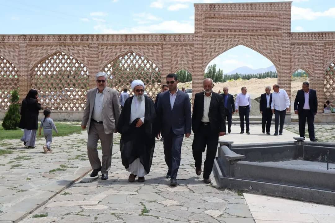 محمدرضا عبدالله نژاد فرماندار شهرستان چالدران به همراه نماینده مردم شهرستانهای ماکو، چالدران، شوط و پلدشت در مجلس شورای اسلامی از روند اجرایی طرح سایت موزه جنگ چالدران بازدید نمودند.