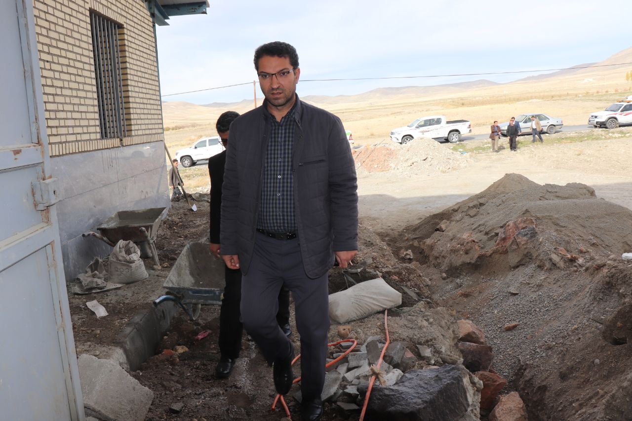 بازدید فرماندار شهرستان چالدران از پروژه سالن ورزشی در حال احداث روستای قرنقو