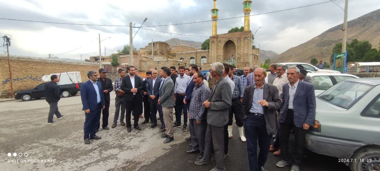 بازدید محمد رضا عبداله نژاد فرماندار چالدران از طرح آسفالت معابر روستای سعدل