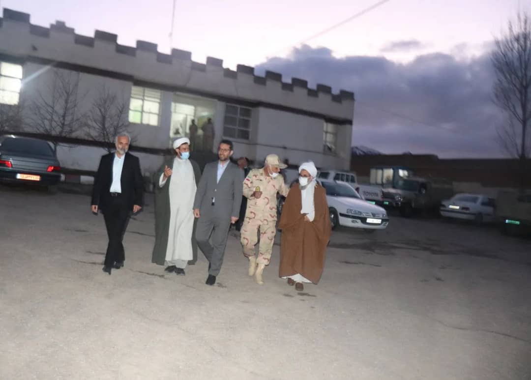 ✅محمد رضا عبدالله نژادفرماندار شهرستان چالدران به همراه حجت الاسلام و المسلمین محمدزاده امام جمعه شهرستان چالدران، با حضور در گروهان مرزی بخش دشتک با مرزبانان و حافظان امنیت دیدار و گفت و گو کردند.
