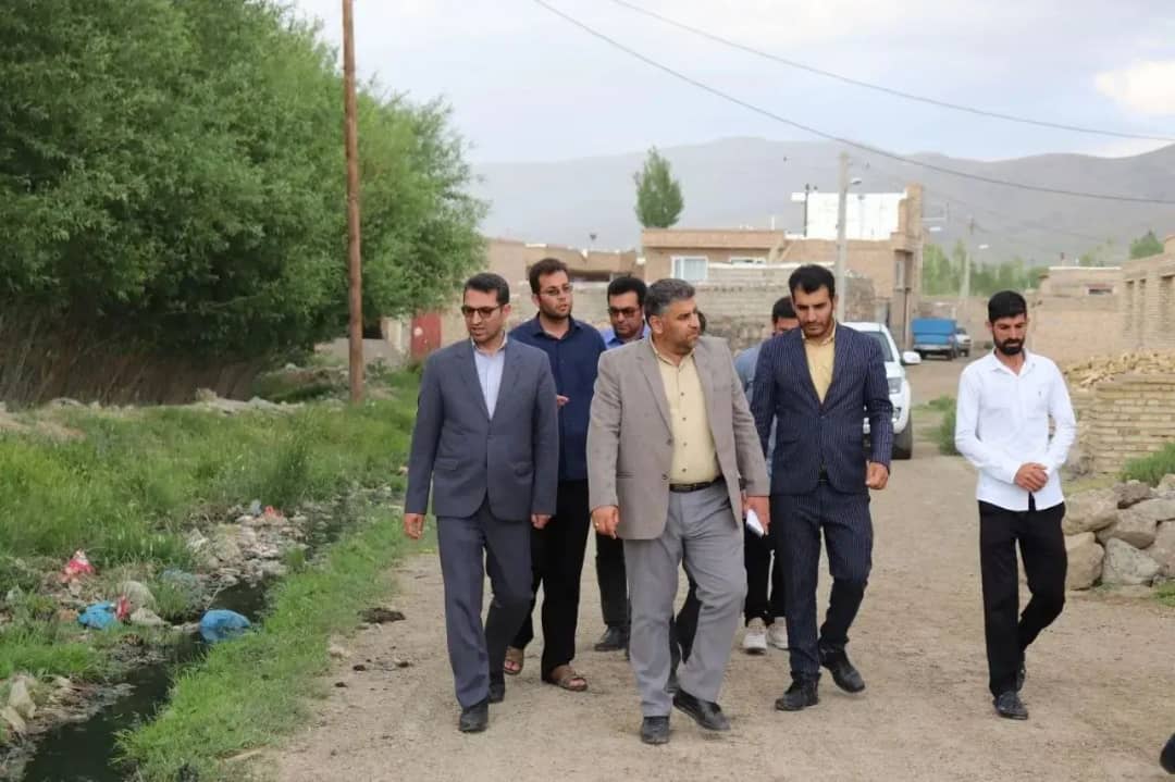 محمد رضا عبدالله نژاد فرماندار شهرستان چالدران از واحدهای مسکونی و معابر عمومی حاشیه نشین خیابان ولی عصر شهر سیه چشمه بازدید نمودند.