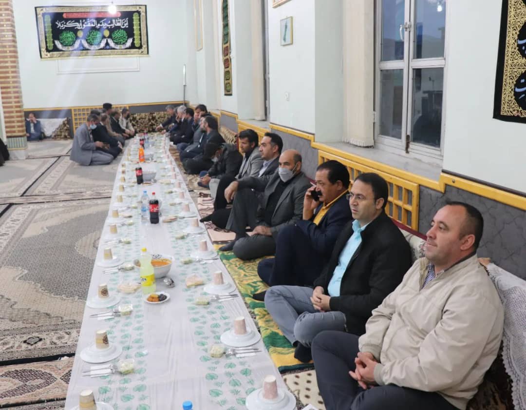 به گزارش روابط عمومی فرمانداری چالدران، همزمان با ایام الله ماه مبارک رمضان مراسم جشن گلریزان با حضورمحمد رضا عبدالله نژاد فرماندارشهرستان چالدران در حسینیه غربای چالدران برگزار شد.