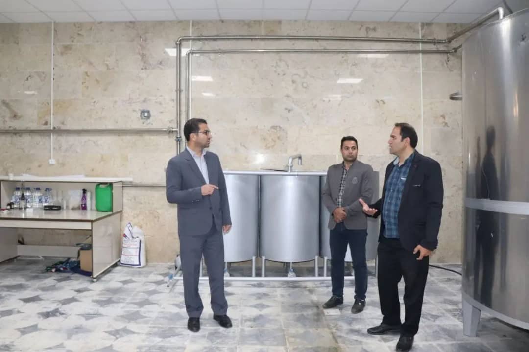 محمدرضا عبدالله نژاد فرماندار شهرستان چالدران به همراه رئیس جهاد کشاورزی و تعاون روستایی چالدران از مرکز جمع آوری شیر واقع در روستای گل اشاقی وابسته به اداره تعاون روستایی چالدران بازدید کرد .