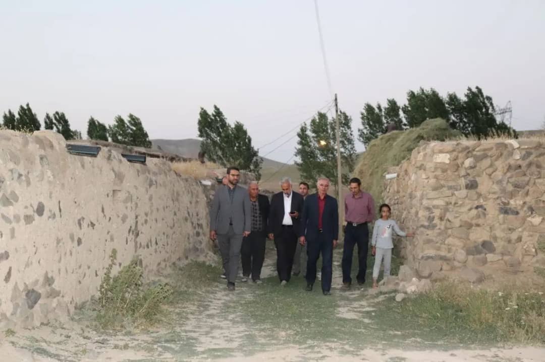 محمدرضا عبدالله نژاد فرماندارشهرستان چالدران در جهت بررسی مسائل و مشکلات روستای دار دره درسی از توابع بخش مرکزی این شهرستان از نزدیک با مردم این روستا دیدار و مشکلات آنان مورد بحث و بررسی قرار داد