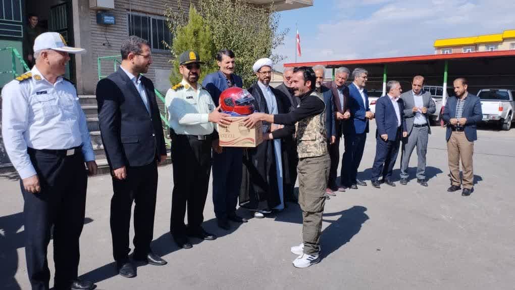 به گزارش روابط عمومی فرمانداری چالدران به مناسبت گرامیداشت هفته نیروی انتظامی با حضور محمد رضا عبدالله نژاد فرماندار چالدران به همراه معاونین ،بخشدار مرکزی و فرمانده انتظامی و پلیس راهور با اهدای کلاه