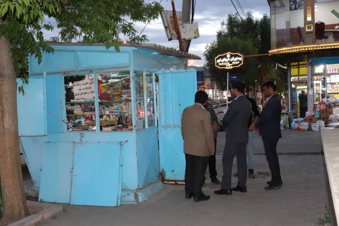 محمدرضا عبدالله نژاد فرماندار چالدران با هدف بررسی مسائل و مشکلات اصناف چالدران در بازار چالدران حضور یافت وبا تنی چند از اصناف این شهرستان به بحث و گفت و گو پرداخت.