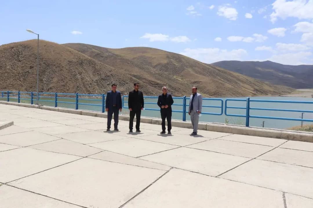  ✅ محمد رضا عبدالله نژاد فرماندار شهرستان چالدران به همراه کواکبی معاون برنامه ریزی و امور عمرانی فرماندار از آغاز عملیات اجرایی طرح آبیاری تحت فشار پایاب سد بابا احمد بازدید کردند .