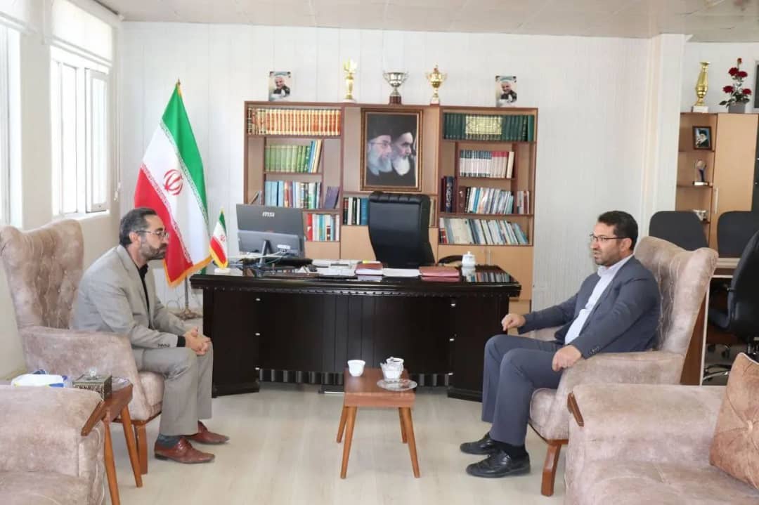 در دومین روز از هفته دولت اعضای شورای اداری چالدران باحضور در محل دفتر فرماندار چالدران با محمدرضا عبدالله نژاد فرماندار شهرستان دیدار و گفتگو کردند.