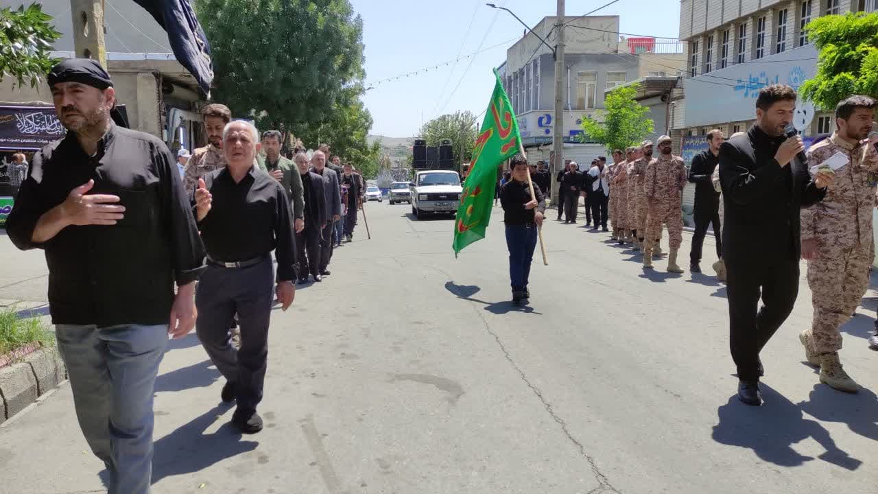 🏴 همزمان با تاسوعای حسینی حضور محمد رضا عبداله نژاد فرماندار چالدران، به همراه امام جمعه محترم شهرستان ،معاون سیاسی امنیتی و اجتماعی و بخشدار مرکزی در جمع عزادارن شهرستان چالدران