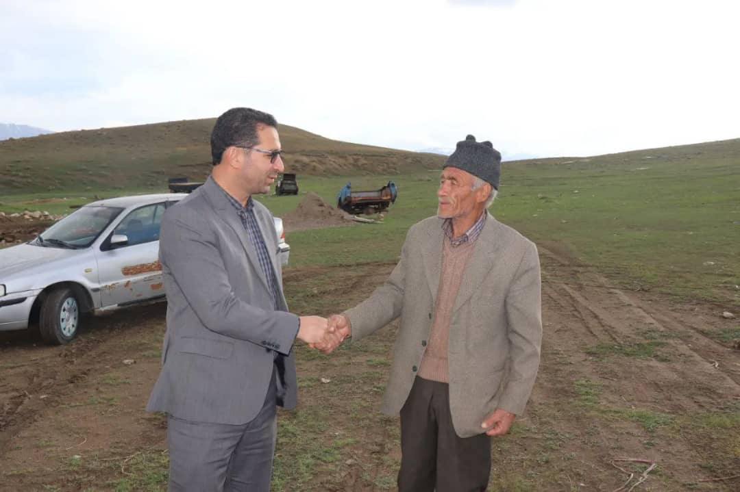 محمد رضا عبدالله نژاد فرماندار شهرستان چالدران با حضور در روستای جلیل کندی مسائل و مشکلات این روستا را از نزدیک مورد بحث و بررسی قرار دادند.