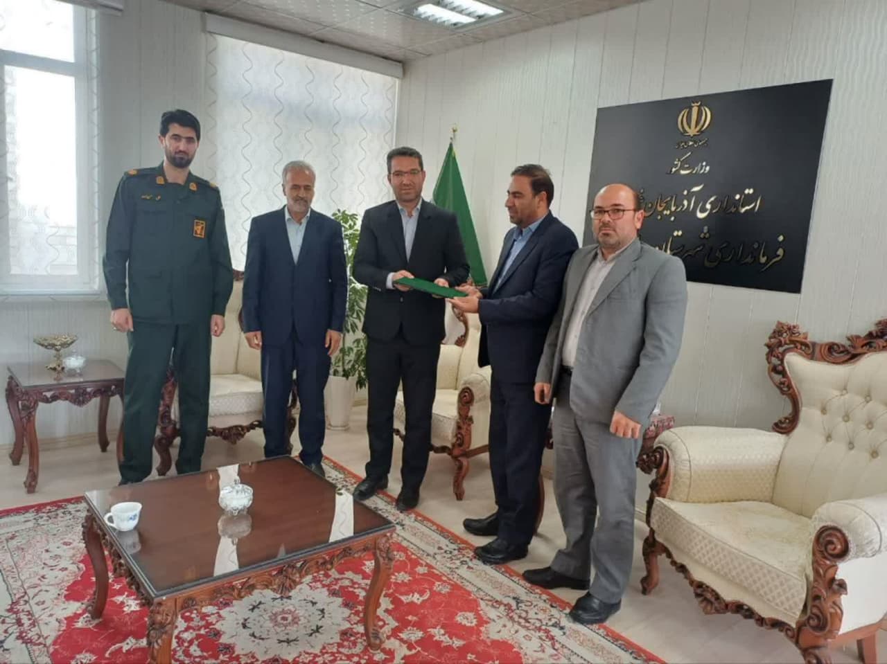 دیدار مسئول سازمان بسیج ادارات و کارمندان سپاه شهداء استان آذربایجان غربی بهمراه فرمانده حوزه ادارات کل استان و فرمانده حوزه ادارات سپاه شهرستان چالدران با محمد رضا عبدالله نژاد فرماندار شهرستان چالدر