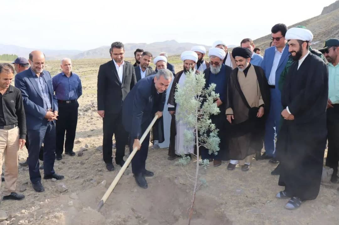 کاشت ٢٠ نهال سرو به یاد شهدای نبرد چالدران با حضور فرماندار شهرستان چالدران