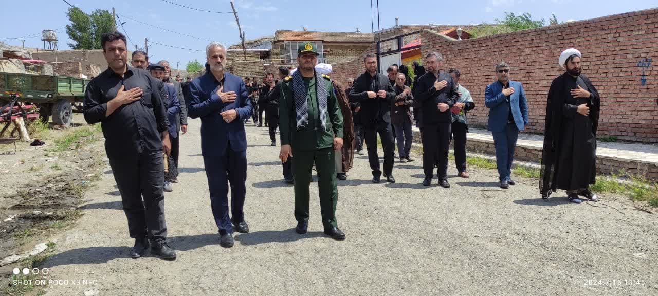 همزمان با تاسوعای حسینی محمد رضا عبداله نژاد فرماندار چالدران، به همراه امام جمعه محترم شهرستان و مسئولین شهرستانی با حضور در بین عزاداران روستای شادلوی سفلی بخش دشتک به عزاداری سید و سالار شهیدان پر