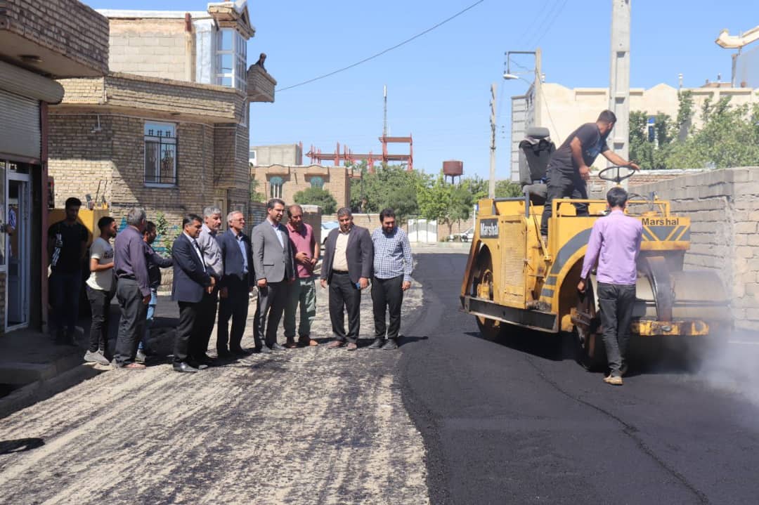 بازدید فرماندار چالدران از روند اجرای آسفالت معابر سطح شهر