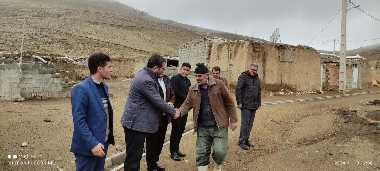 بازدید محمد رضا عبدالله نژاد فرماندار چالدران به همراه جمعی از اعضای شورای اداری از مسیر گشایی و کانال کشی در روستای شاه منصور