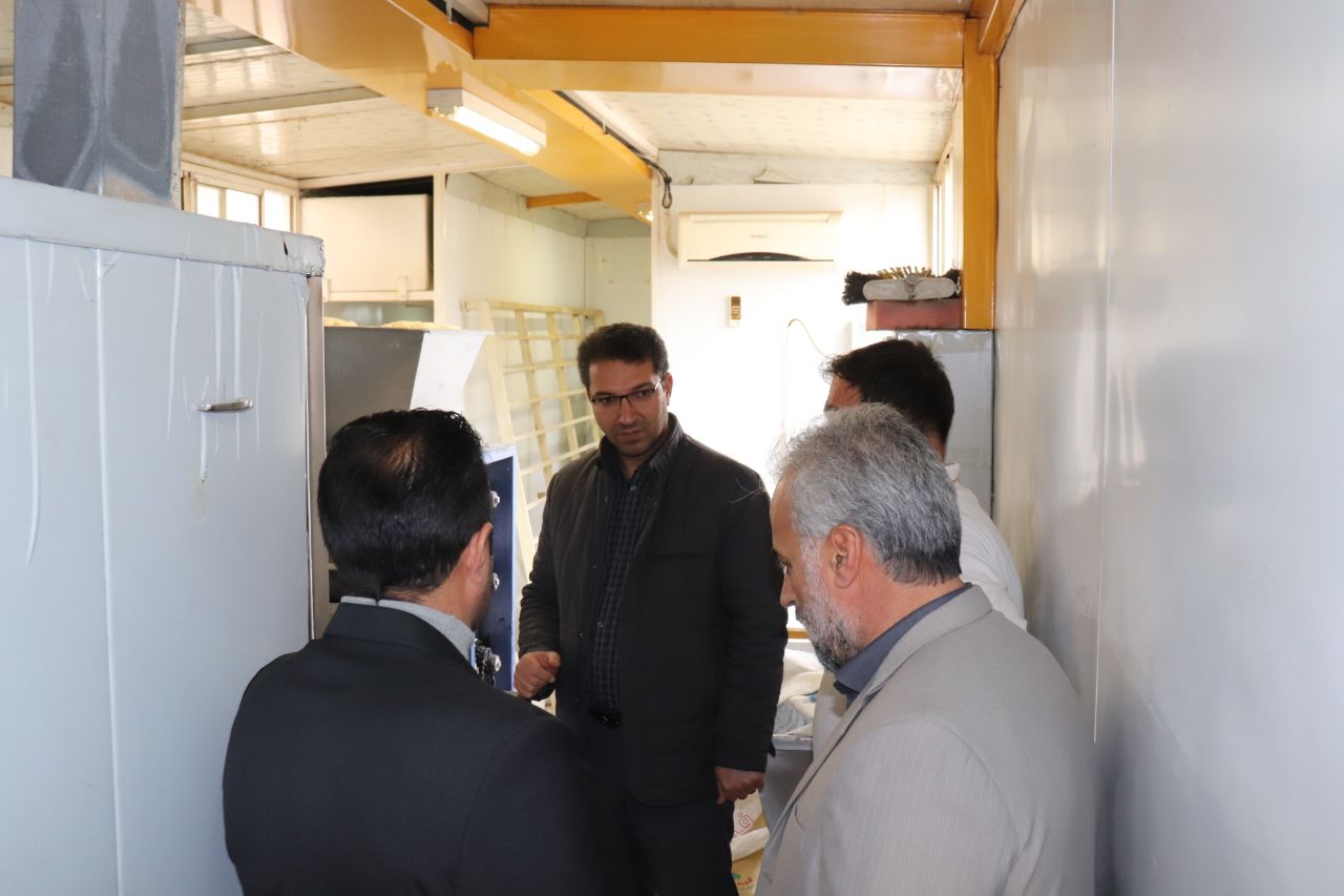 بازدید فرماندار از نانوایی سیار پخت نان مدیریت بحران شهرستان
