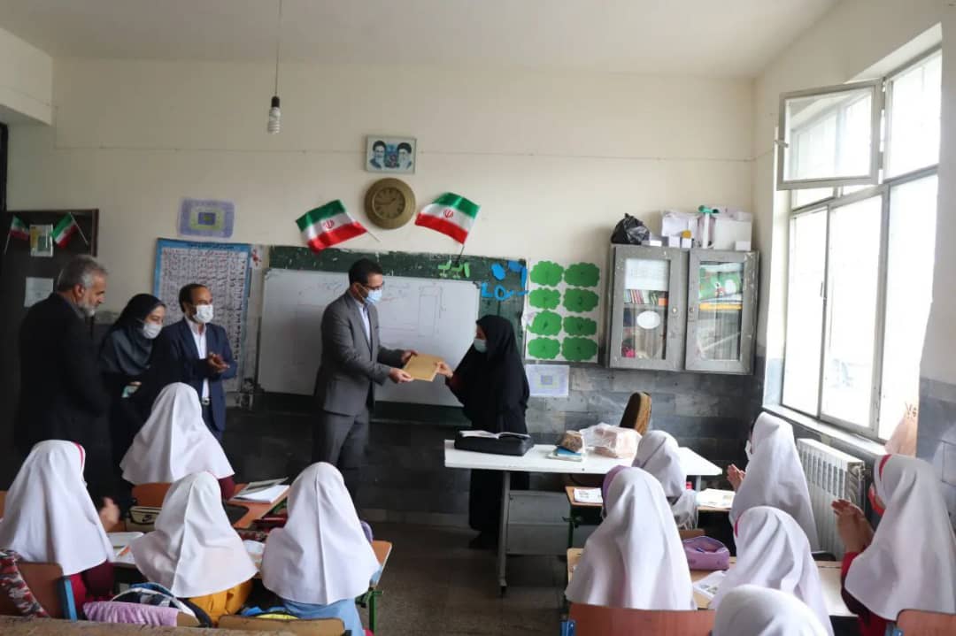 به مناسبت گرامی داشت  هفته معلم محمد رضا عبدالله نژاد فرماندارشهرستان چالدران در مدارس چالدران حضور یافت و ضمن تبریک هفته معلم  با  معلمان و دانش آموزان دیدار نمودند.