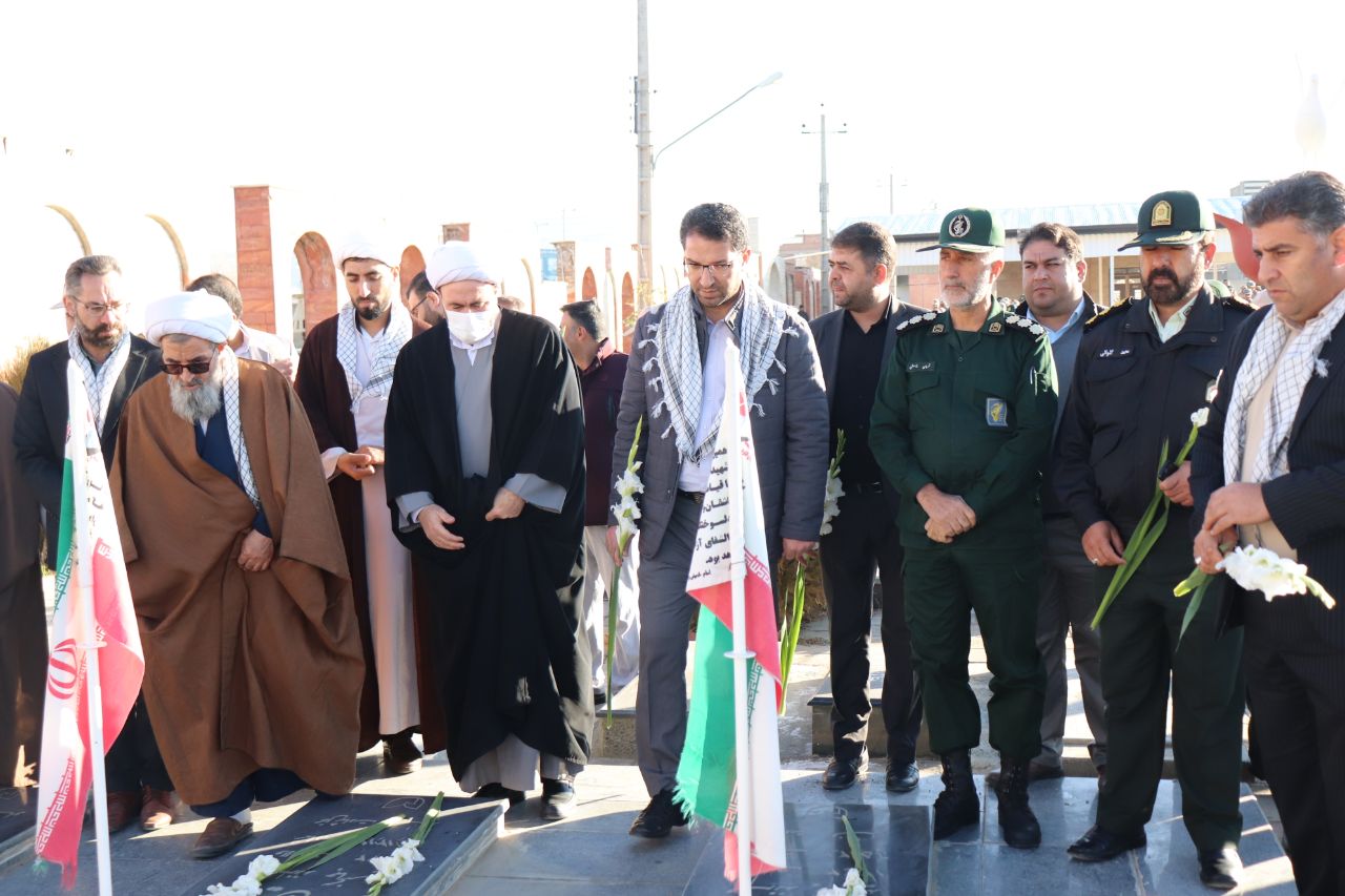 به مناسبت هفته بسیج مزار شهدای شهرستان چالدران غبار روبی و عطرافشانی شد