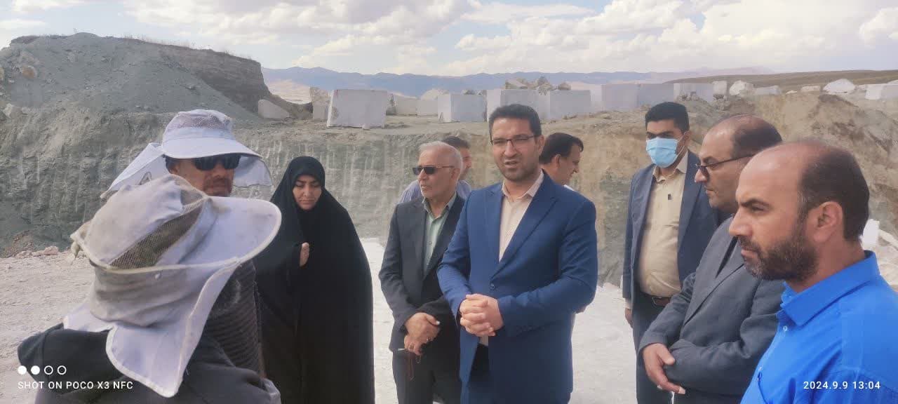 📸گزارش تصویری 💢به گزارش روابط عمومی فرماندار چالدران محمد رضا عبدالله نژاد فرماندار چالدران به همراه معاون برنامه ریزی و هماهنگی امور عمرانی ،بخشدار دشتک و جمعی از اعضای شورای اداری از معدن شادلو