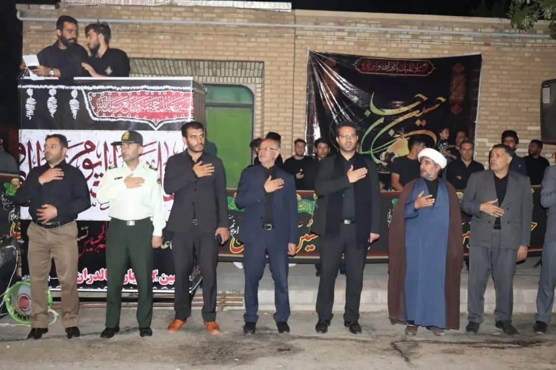 در دومین روز از ماه محرم ایام حزن و اندوه شهادت حضرت امام حسین(ع)محمد رضا عبدالله نژاد فرماندار شهرستان چالدران با حضور در هیات های عزاداری شهرستان به عزاداری سید و سالار شهیدان پرداخت.