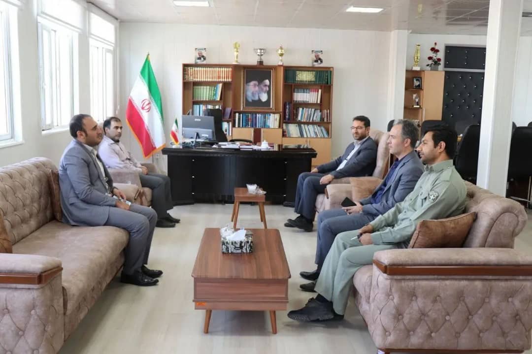 در دومین روز از هفته دولت اعضای شورای اداری چالدران باحضور در محل دفتر فرماندار چالدران با محمدرضا عبدالله نژاد فرماندار شهرستان دیدار و گفتگو کردند.