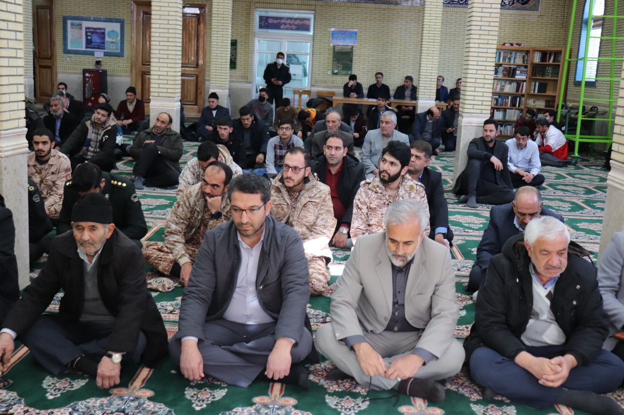 ✍ به گزارش پایگاه اطلاع رسانی فرمانداری شهرستان چالدران ؛ محمد رضا عبدالله نژاد فرماندار با حضور در مسجد جامع این شهرستان در مراسم عبادی سیاسی نماز جمعه این هفته شرکت نمودند
