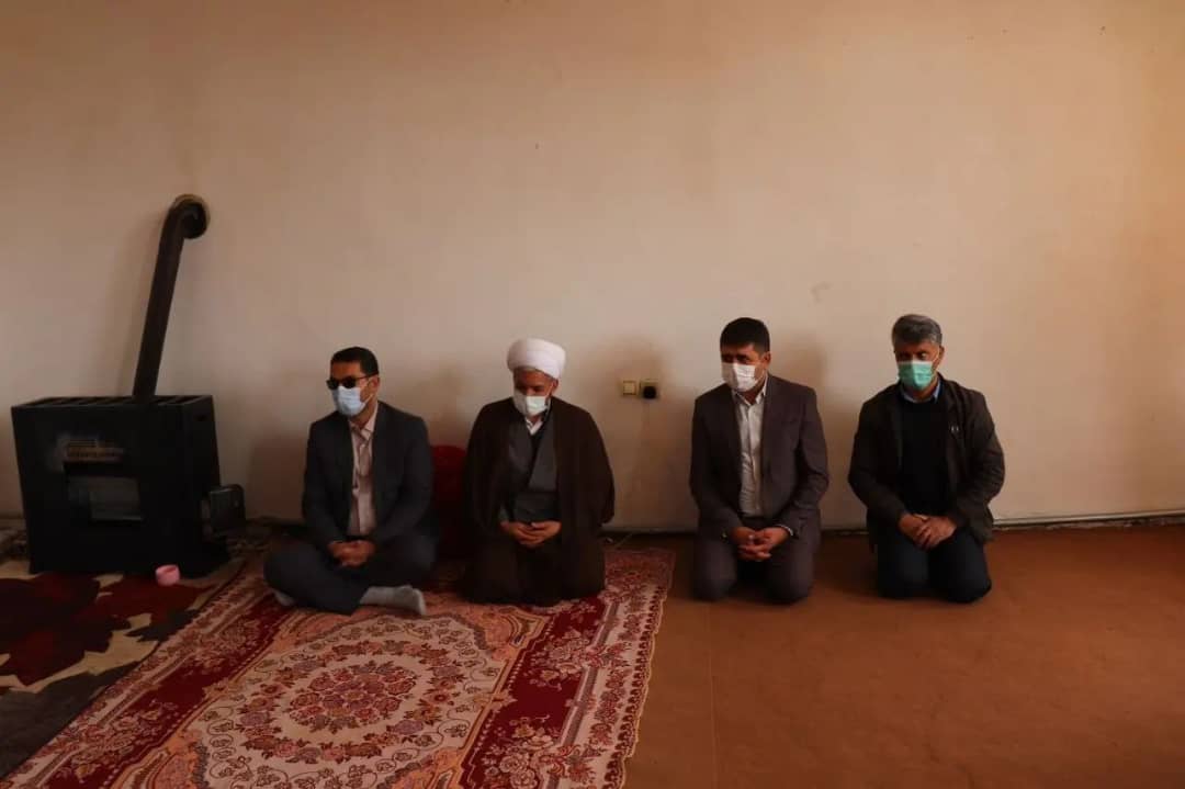 ✅عبدالله نژاد فرماندار شهرستان چالدران با حضور در منزل 2خانواده تحت حمایت کمیته امداد امام (ره) در شهر آواجیق مسائل و مشکلات آنان را مورد بحث و بررسی قرار دادند.