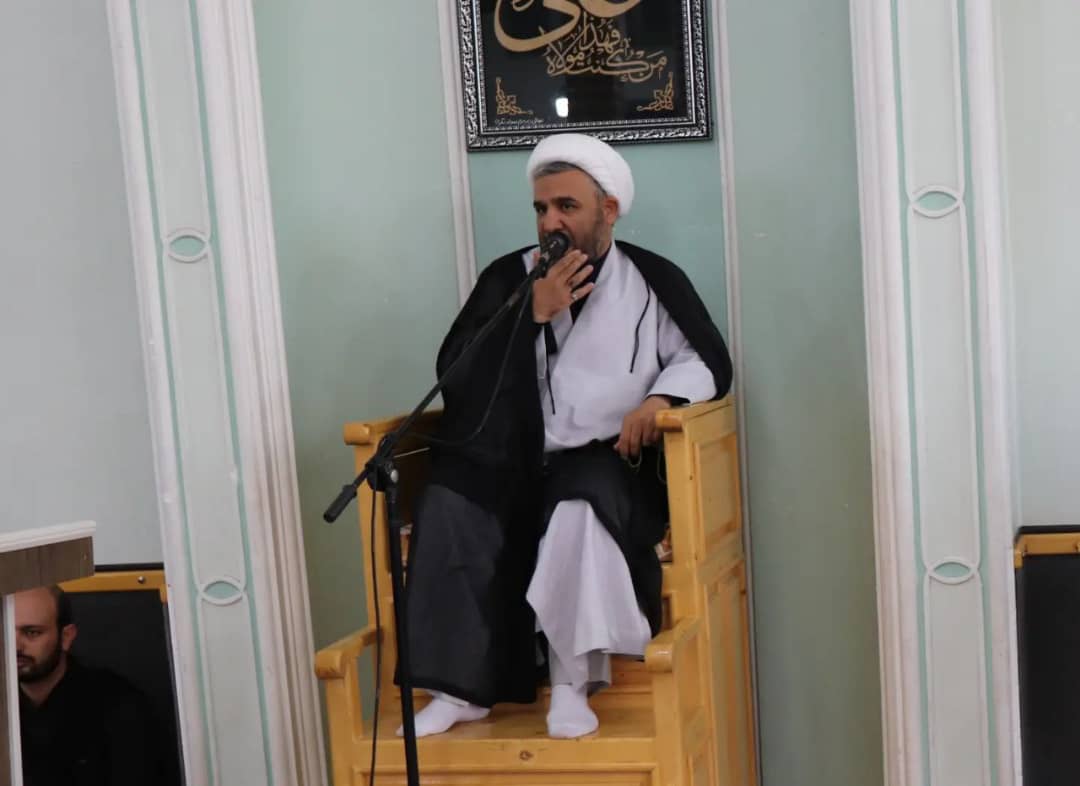 محمد رضا عبدالله نژاد فرماندار شهرستان چالدران در محل حسینیه غربا حضور یافت و در جمع عزاداران و سوگواران به یاد شهدای دشت کربلا به عزاداری پرداخت .