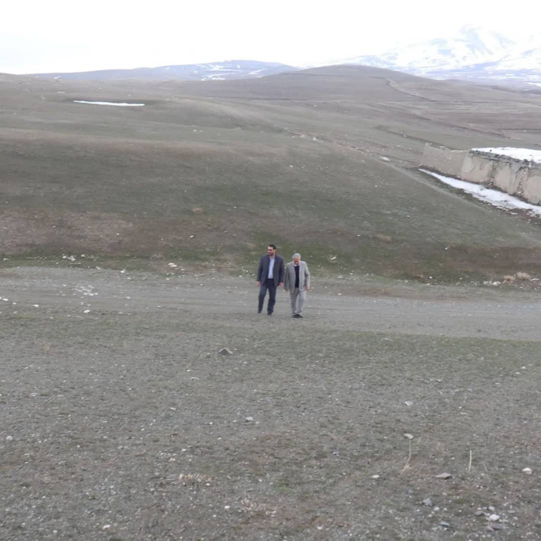 ✅عبدالله نژاد فرماندار شهرستان چالدران، با حضور در روستای عباس کندی به به جیک ضمن بازدید از روستا از نزدیک مسائل و مشکلات اهالی روستا را مورد بحث و بررسی قرار دادند.