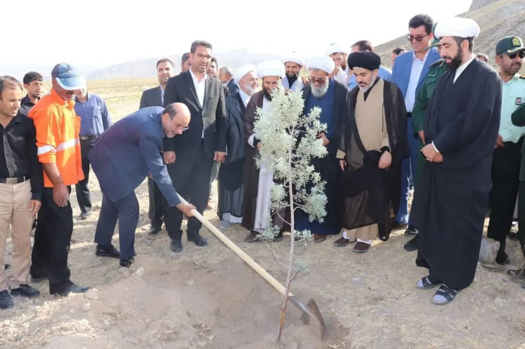 کاشت ٢٠ نهال سرو به یاد شهدای نبرد چالدران با حضور فرماندار شهرستان چالدران