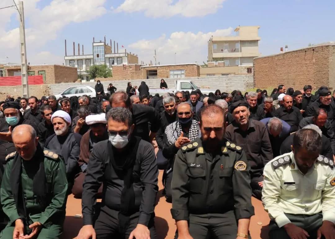 اقامه نماز ظهر عاشورا با حضور محمدرضا عبدالله نژاد فرماندار شهرستان چالدران در مزار شهدا ، به یاد شهدای دشت کربلا و اهمیت دادن به اقامه نماز در اول وقت