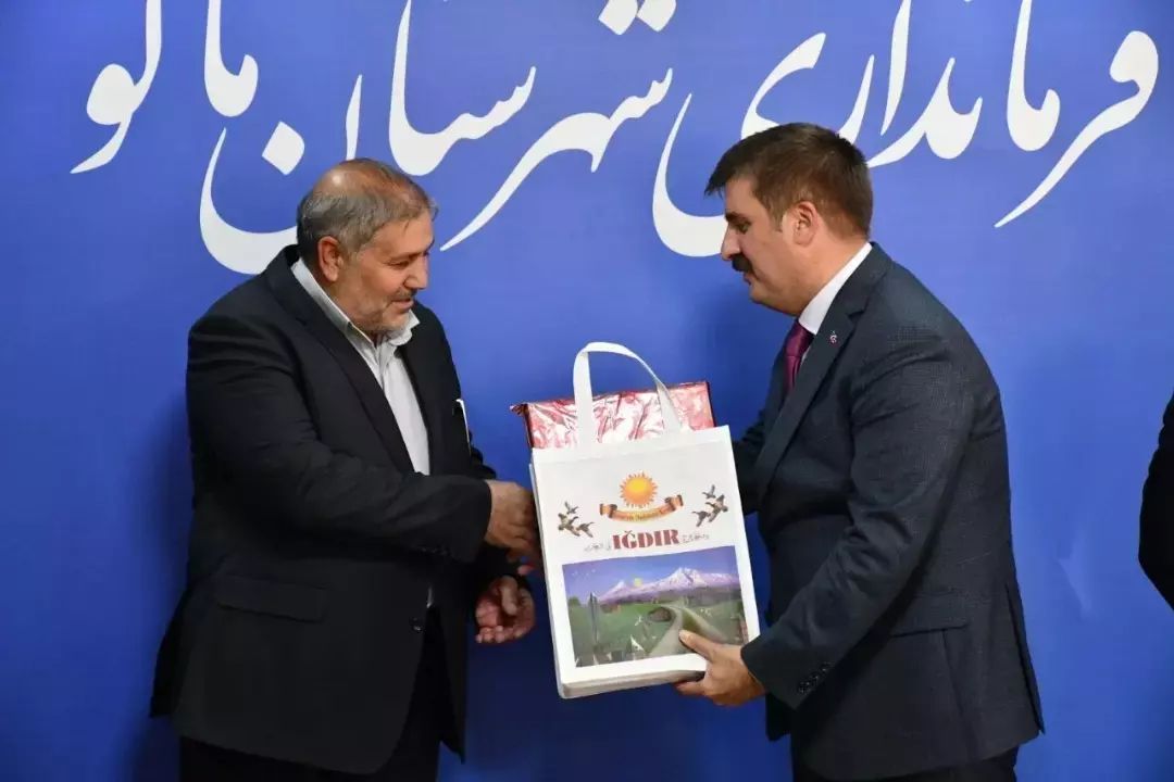 اهدای هدایا به رسم یاد بود از طرف والیان آغری و ایغدر به فرمانداران ماکو و چالدران