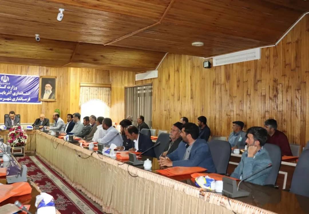 اولین جلسه کار گروه آموزشی دهیاریهای بخش مرکزی و دشتک به ریاست محمد رضا عبدالله نژاد فرماندار شهرستان چالدران  در سالن اجتماعات فرمانداری برگزار شد.