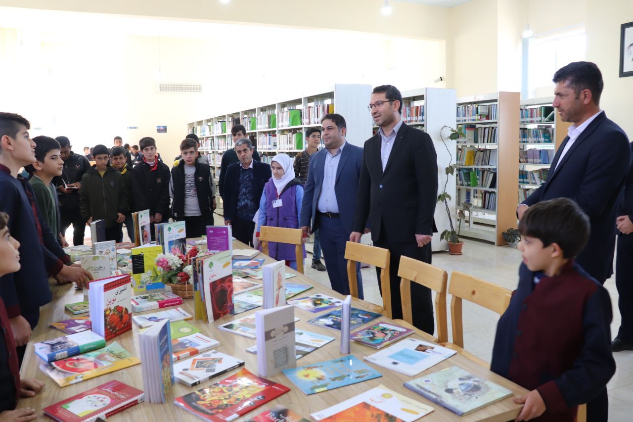 دیدار فرماندار چالدران با رییس و کارکنان کتابخانه عمومی شهرستان به مناسبت “هفته کتاب”