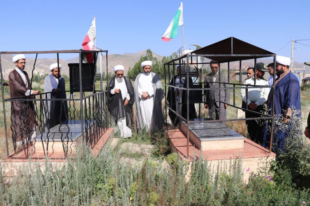 محمدرضا عبداله نژاد فرماندار چالدران به همراه حجت الاسلام و المسلمین امامی مدیر کل تبلیغات اسلامی در مزار شهدای روستای تازه کند حضور یافتند.