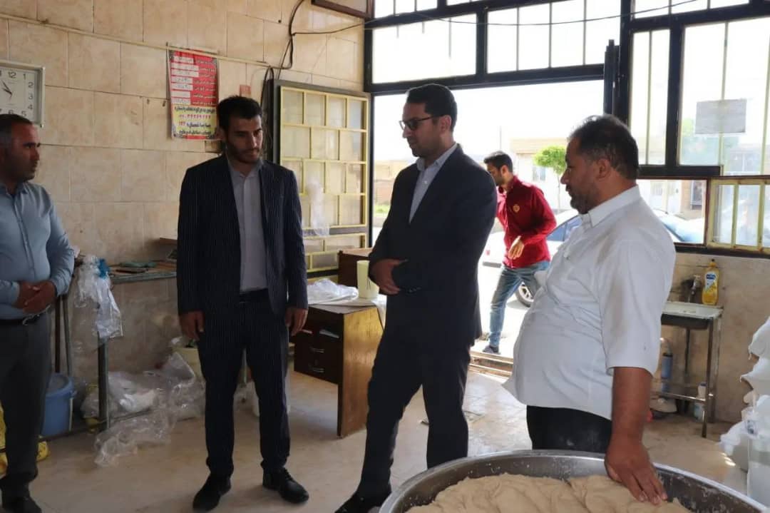 محمد رضا عبدالله نژاد فرماندار شهرستان چالدران به منظور رفع مشکلات کمی و کیفی و ساماندهی آرد و نان نانوایی ها به صورت سرزده از چند واحد نانوایی در سطح شهر بازدید کرد.
