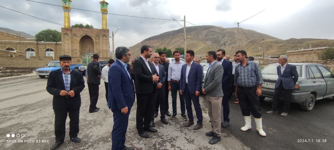 بازدید محمد رضا عبداله نژاد فرماندار چالدران از طرح آسفالت معابر روستای سعدل
