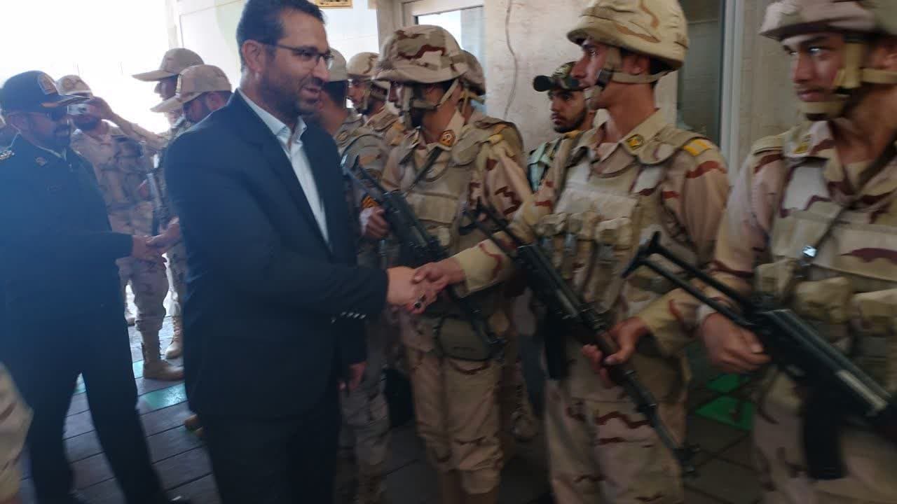 محمد رضا عبدالله نژاد فرماندار شهرستان چالدران به همراه سردار احمدی از پاسگاه مرزی مخمور بازدید و با مرزبانان این پاسگاه مرزی دیدار و گفت و گو کرد