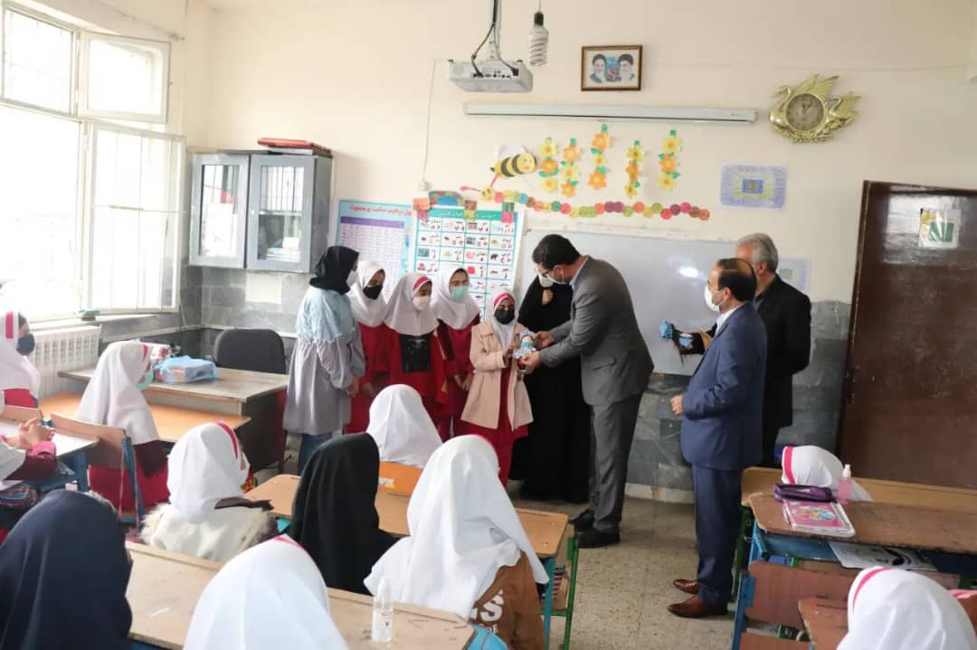 به مناسبت گرامی داشت  هفته معلم محمد رضا عبدالله نژاد فرماندارشهرستان چالدران در مدارس چالدران حضور یافت و ضمن تبریک هفته معلم  با  معلمان و دانش آموزان دیدار نمودند.