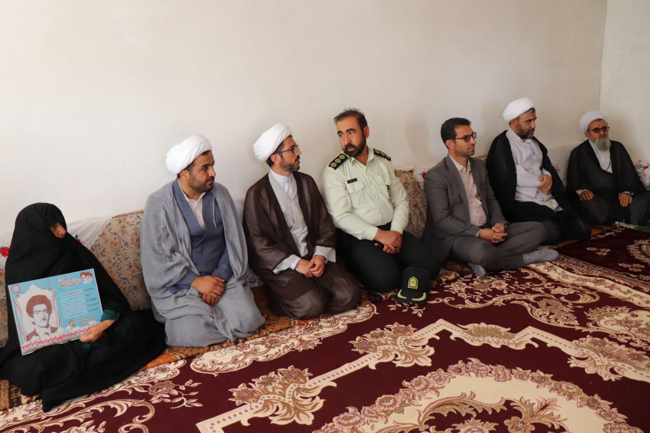 محمدرضا عبدالله نژاد فرماندار شهرستان چالدران به همراه حجت الاسلام و المسلمین امامی مدیر کل تبلیغات اسلامی با حضور در منزل شهید والامقام غلامعلی نجفی از مادر شهید دیدار و تجلیل کرد.