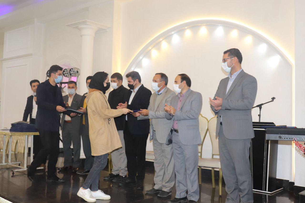 با حضور عبدالله نژاد فرماندار شهرستان چالدراناسم تجلیل از قبول شدگان کنکور سراسری دانش آموزان نخبه ،فعالان عرصه فرهنگی ،اجتماعی ،هنری ،خبرنگاران واصحاب رسانه در محل تالار مجلل آیدانه برگزار شد.