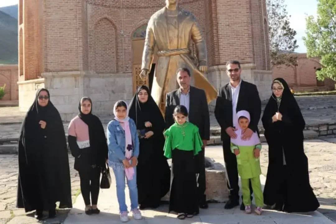 محمد رضا عبدالله نژاد فرماندار شهرستان چالدران  به مناسبت ولادت حضرت معصومه(س) و روز دختر در یک نشست صمیمی  با دختران  کارکنان فرمانداری چالدران  دیدار و با آنان به گفتگو پرداخت .