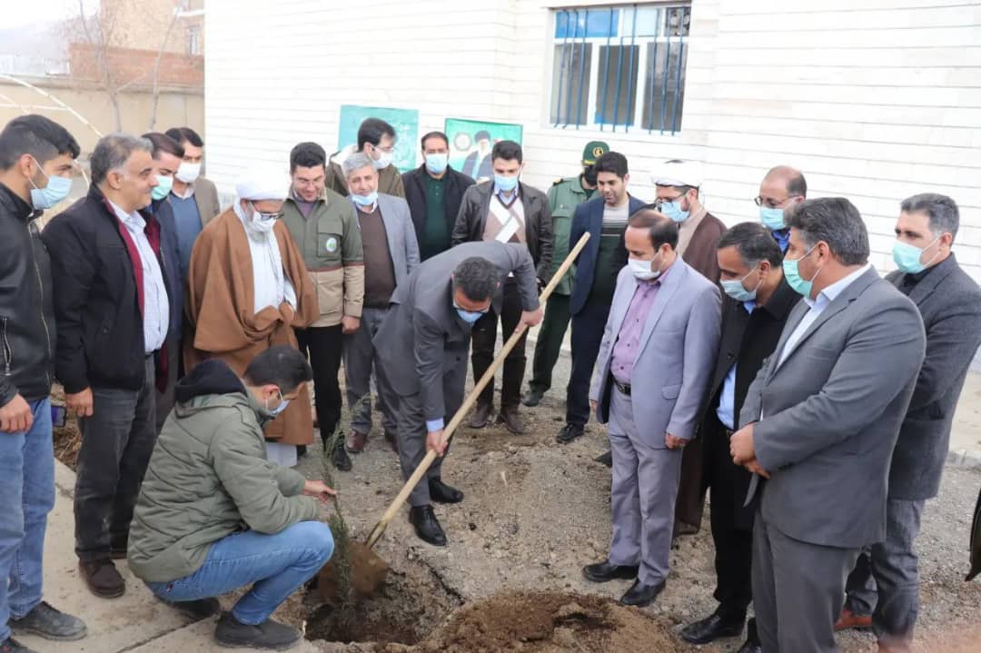 ✅به مناسبت گرامیداشت هفته منابع طبیعی و روز درختکاری عبدالله نژاد فرماندار شهرستان چالدران،حجت الاسلام والمسلمین محمدزاده امام جمعه اقدام به کاشت چند اصله نهال نمودند.