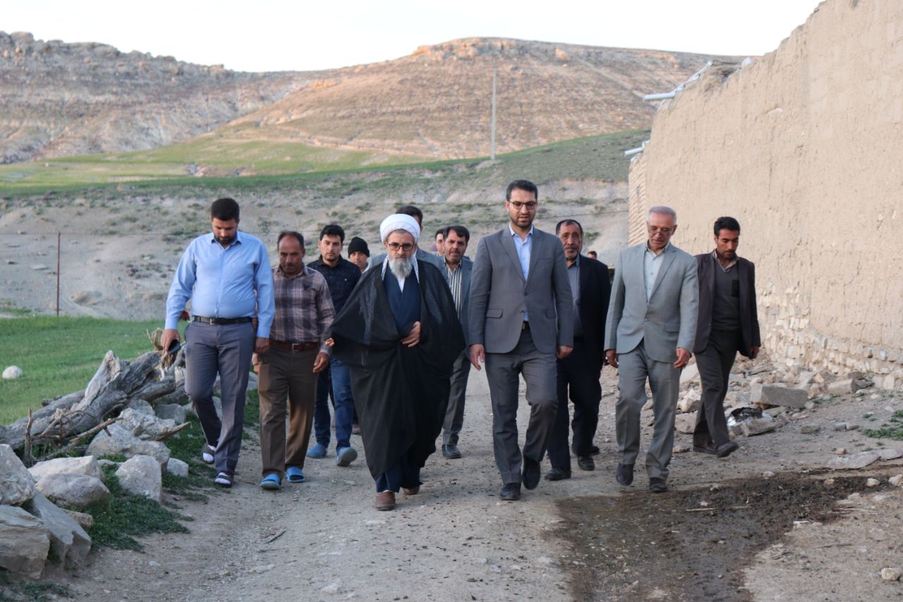محمدرضا عبدالله نژاد فرماندار چالدران ضمن دیدار با مردم روستای صونابلاغ از نزدیک مسائل مشکلات اهالی روستا را مورد بحث و بررسی قرارداد .