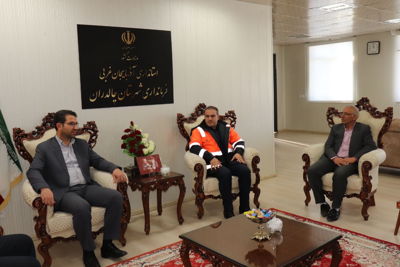 دیدار رئیس و پرسنل اداره راهداری شهرستان چالدران با فرماندار به مناسبت هفته راهداری و حمل و نقل