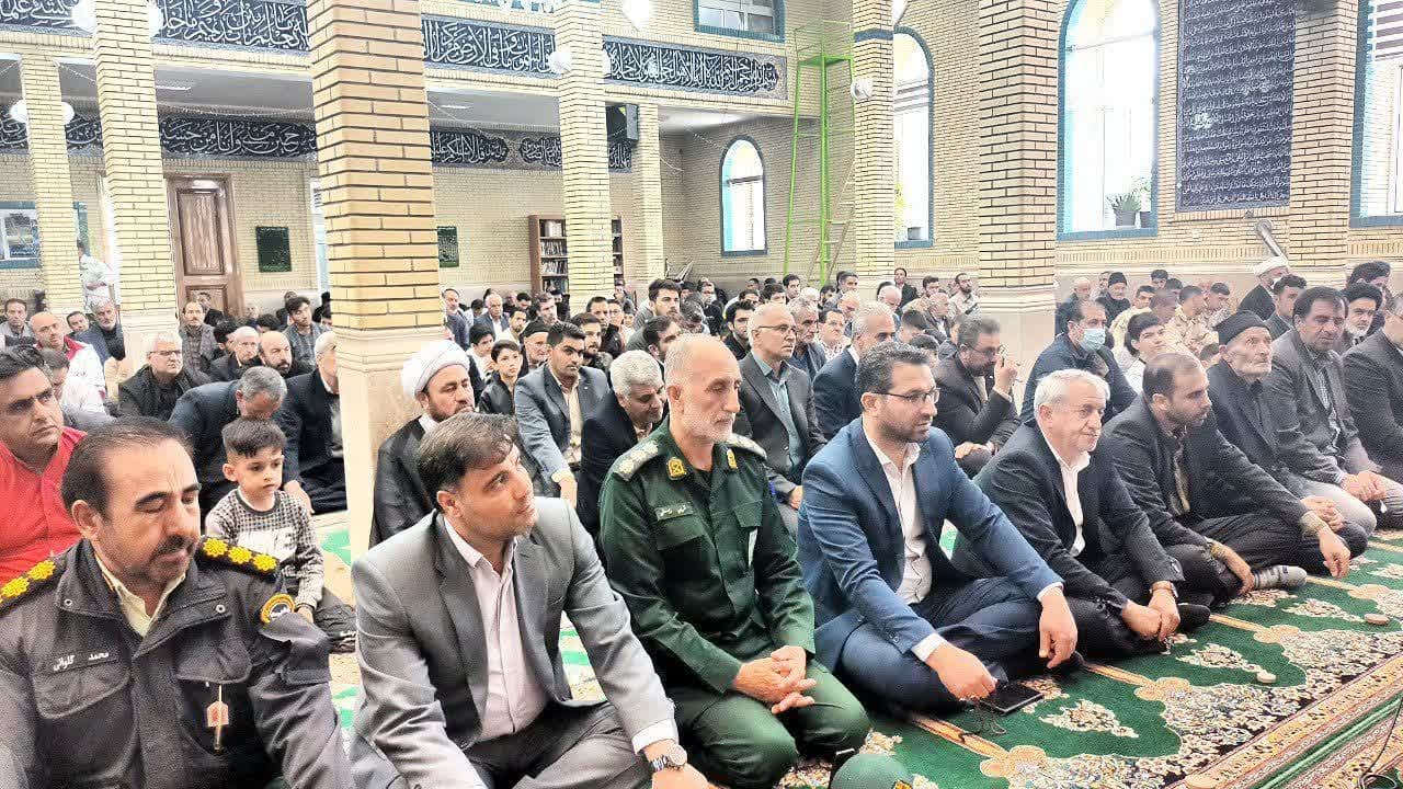 حضور محمد رضا عبداله نژاد فرماندار چالدران در نماز عبادی و سیاسی جمعه به امامت حجت الاسلام والمسلمین محمدزاده امام جمعه شهرستان و حضور پرشور مردم و مسئولین شهرستانی در مسجد جامع برگزار گردید .